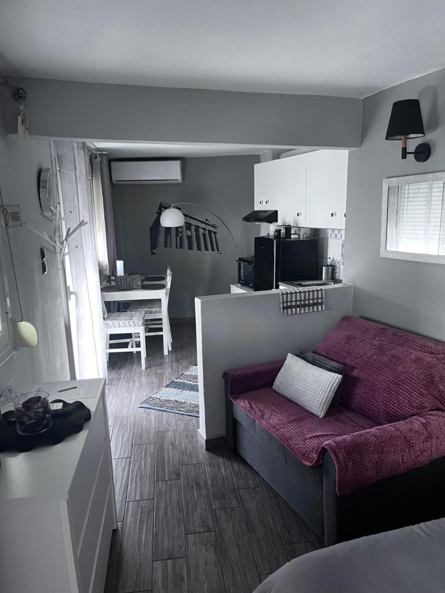 Cozy Studio Apartment In The Heart Of เอเธนส์ ภายนอก รูปภาพ