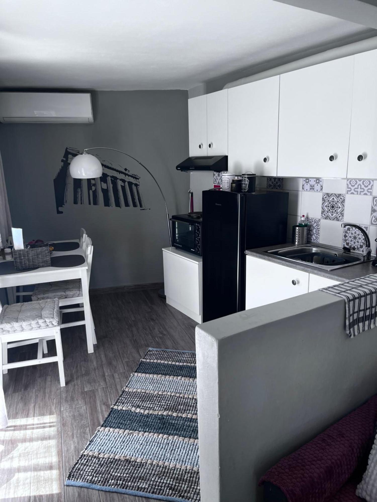 Cozy Studio Apartment In The Heart Of เอเธนส์ ภายนอก รูปภาพ