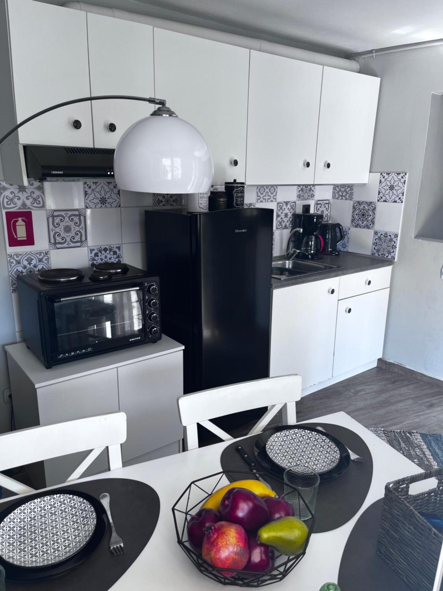 Cozy Studio Apartment In The Heart Of เอเธนส์ ภายนอก รูปภาพ